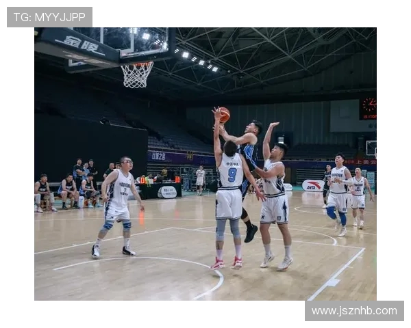 篮球热潮席卷青春校园展现拼搏精神与团队合作魅力